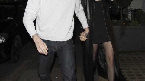 贝克汉姆长子布鲁克林与未婚妻妮可拉夜晚十指紧扣现身伦敦街头