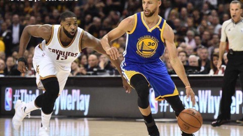 NBA常规赛在大通中心打响，金州勇士主场迎战克利夫兰骑士。经过四节鏖战
