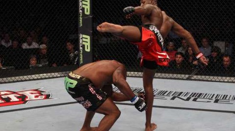 UFC轻重量级冠军“骨头”乔恩·琼斯与“蜘蛛人”安德森·席尔瓦之间从未进行过正式的职业比赛