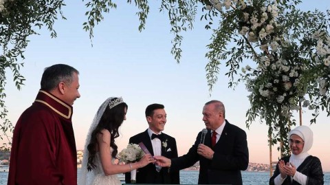 浪漫海岸见证幸福：厄齐尔大婚，总统亲临送祝福