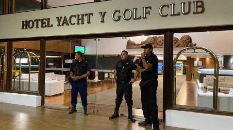 足球传奇的尴尬时刻：罗纳尔迪尼奥因假护照风波在巴拉圭被捕
