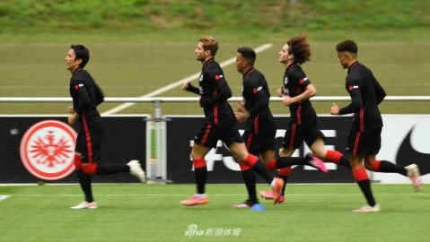 诺坎普的告别：当球王合约到期，巴萨球迷陷入深深不舍