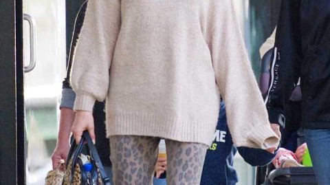 超模伊莉娜素颜出街慵懒随性 无惧高清镜头展露真实自然美