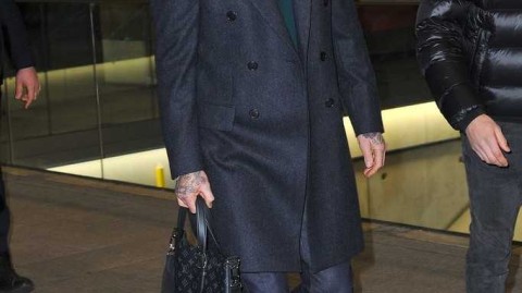 贝克汉姆巴黎街头演绎绅士雅痞，英伦风尚邂逅浪漫法兰西