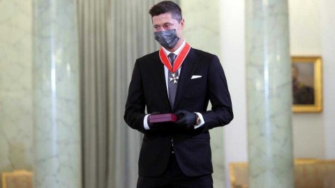 波兰之光：莱万多夫斯基获颁国家复兴勋章，总统盛赞民族英雄