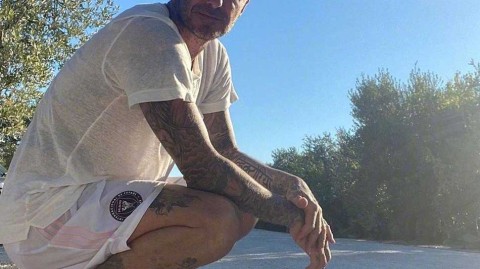 贝克汉姆晒帅气自拍，白色球衣下的型男魅力与球迷趣味互动
