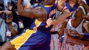 标题：2003年1月18日，姚明VS奥尼尔首次正面对决——新秀状元三帽巅峰鲨鱼，火箭加时力克卫冕冠军