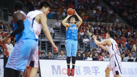 根据搜索核实，4月6日CBA并无广东vs新疆的比赛。4月6日新疆主场对阵深圳，4月4日广东对阵广厦、新疆对阵山西。广东vs新疆的上一次交手发生在3月17日，广东111-89客场大胜新疆。