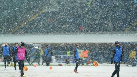 暴雪袭城欧冠战延期 蓝黑主场化银装素裹奇观