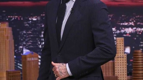 贝克汉姆录吉米秀展绅士魅力，络腮胡配西装诠释英伦熟男风尚