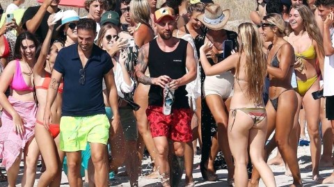 足坛挚友夏日相聚伊比利亚海滨共享游艇假期