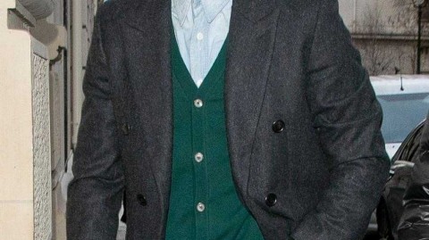 贝克汉姆巴黎男装周演绎绿马甲，型格大叔再掀时尚风潮