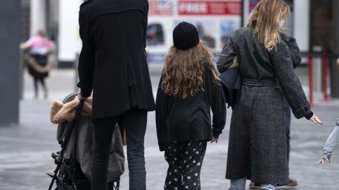 高佬温馨日常：克劳奇与名媛爱妻携四娃秋日漫步，天伦之乐暖人心
