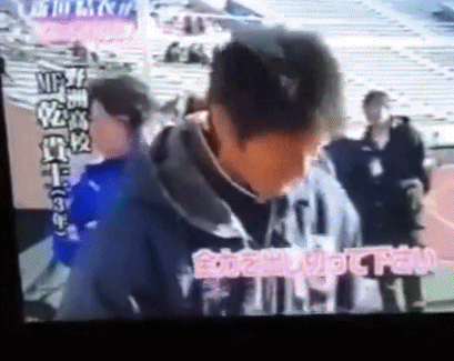 夺冠后的喜悦时刻，乾贵士与队友们站在一起，新垣结衣作为见证者，分享着属于他们的青春荣耀。