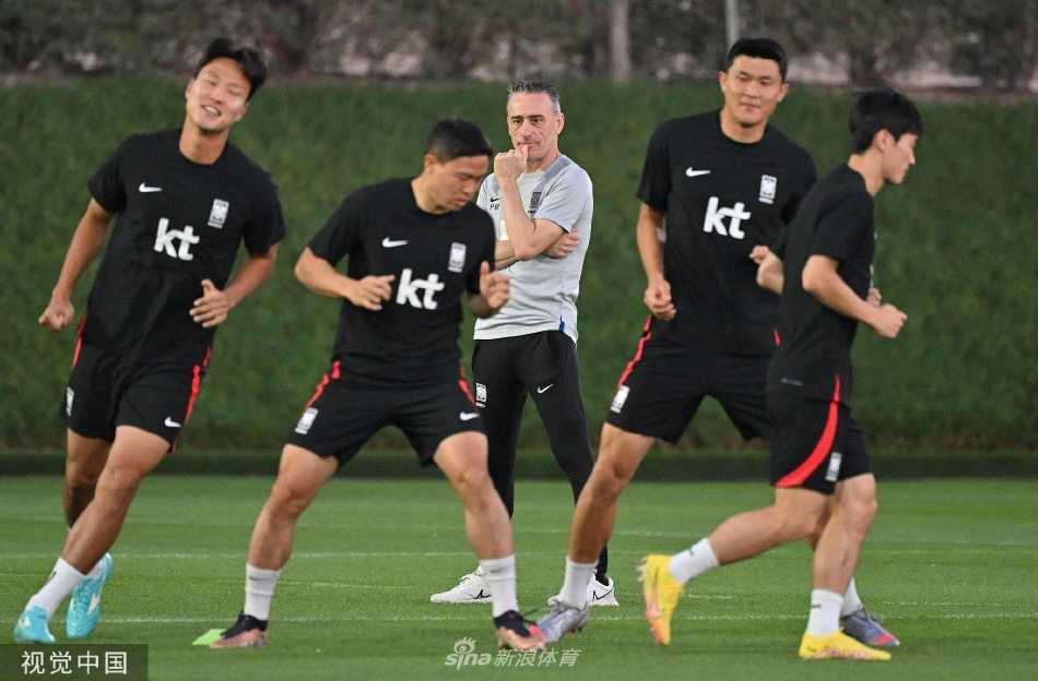 主帅保罗·本托手持战术板在场边专注指导，球员们聚精会神聆听，决战前夕的战术细节决定成败。