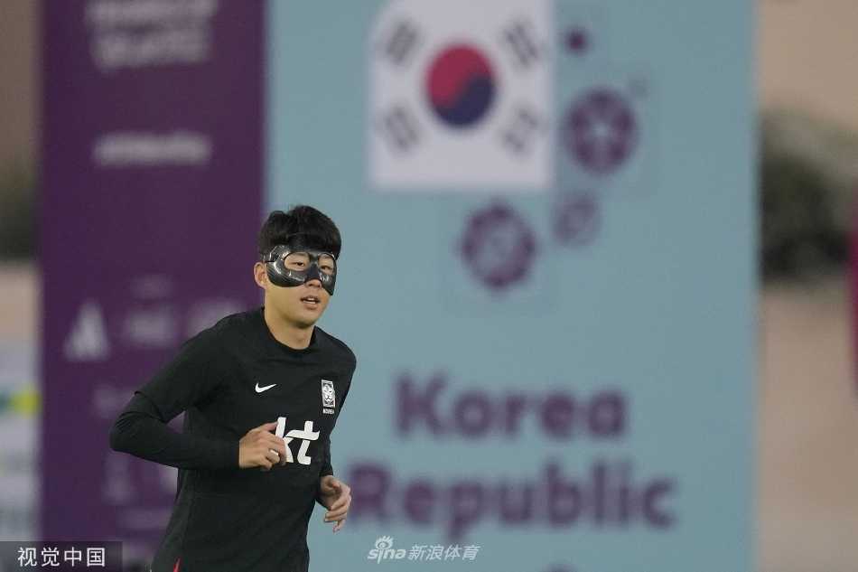 韩国队门将飞身侧扑做出精彩扑救，训练中的每一份专注都是对正式比赛最坚实的准备。