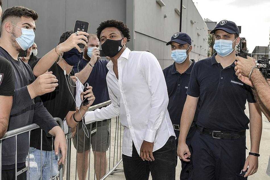 麦肯尼正在进行身体测试，他轻轻按住胸口，配合医疗设备检测，尽管动作细微却彰显着职业球员对每一次身体检查的严谨态度