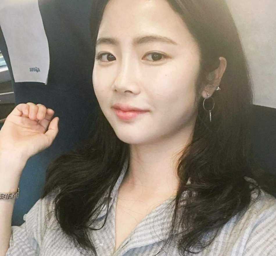 李玟娥在球场上眼神专注，马尾辫随着奔跑跃动，仿佛整个球场都成为她的舞台