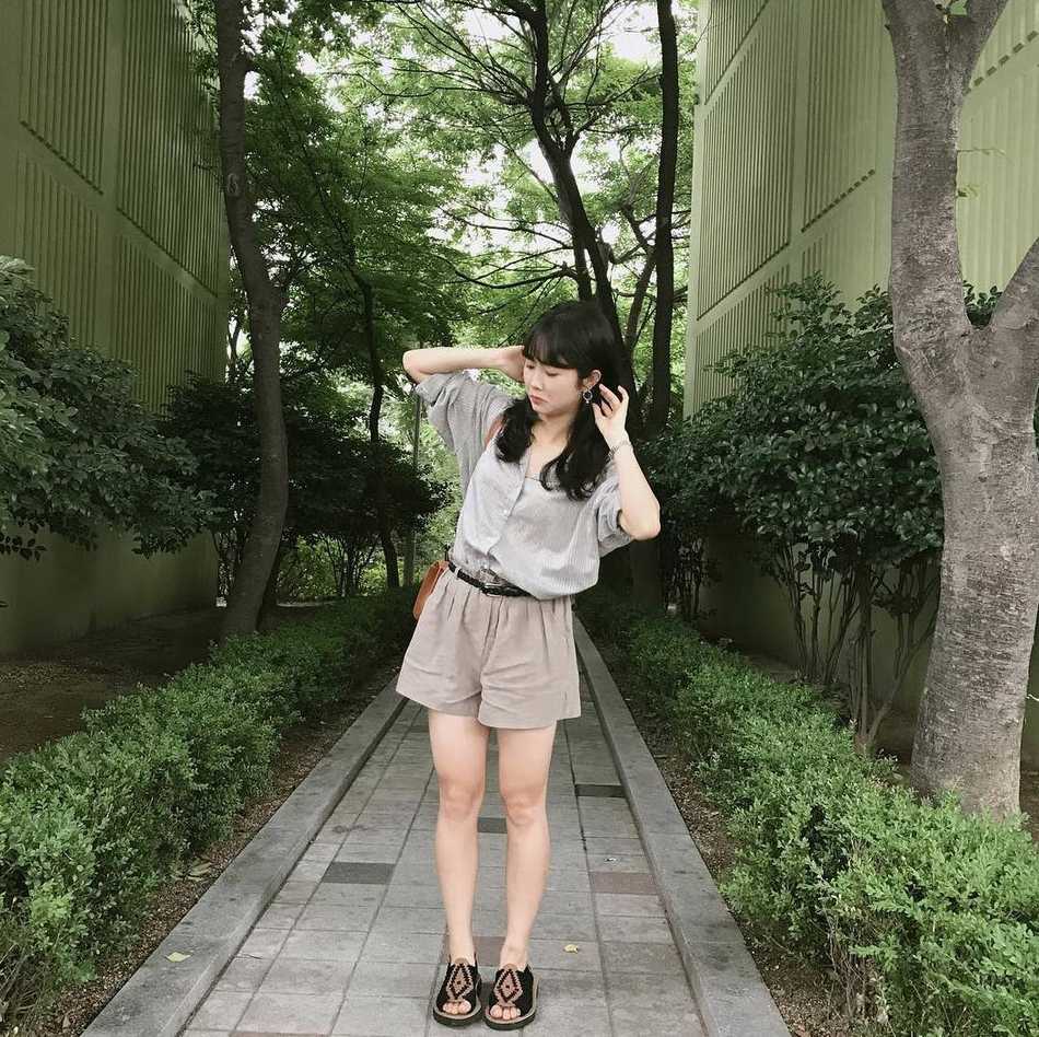 训练场上的李玟娥汗水浸湿发丝，却依然对着镜头露出明媚微笑，展现出健康阳光的运动之美