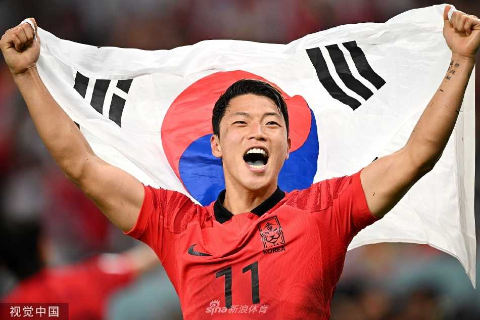 韩国球星孙兴慜在比赛最后时刻送出致命助攻后激动地跪地呐喊释放压力