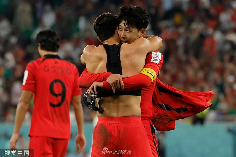 韩国球员黄喜灿打入制胜球后张开双臂狂奔庆祝，背后是沮丧的葡萄牙守门员