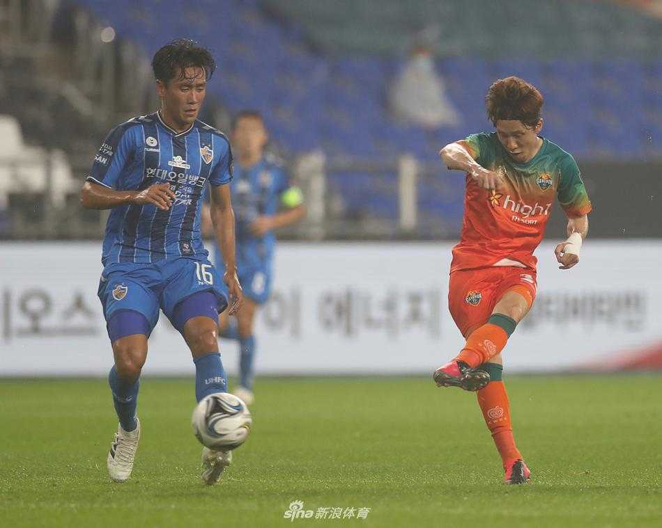 江原FC后卫飞身滑铲，用身体筑起血肉长城，以一往无前的气势将蔚山现代前锋的脚下球破坏出边线。
