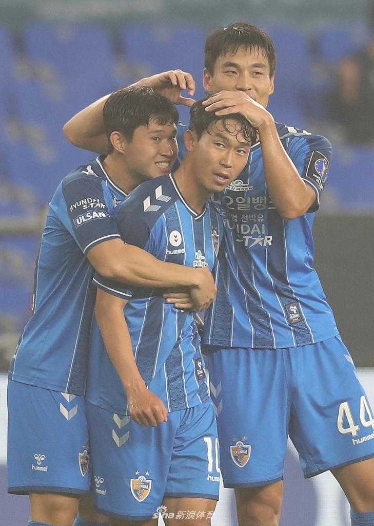 比赛结束的瞬间，江原FC球员难掩失望之情，汗水与泪水交织，队友上前给予无声的安慰与拥抱。