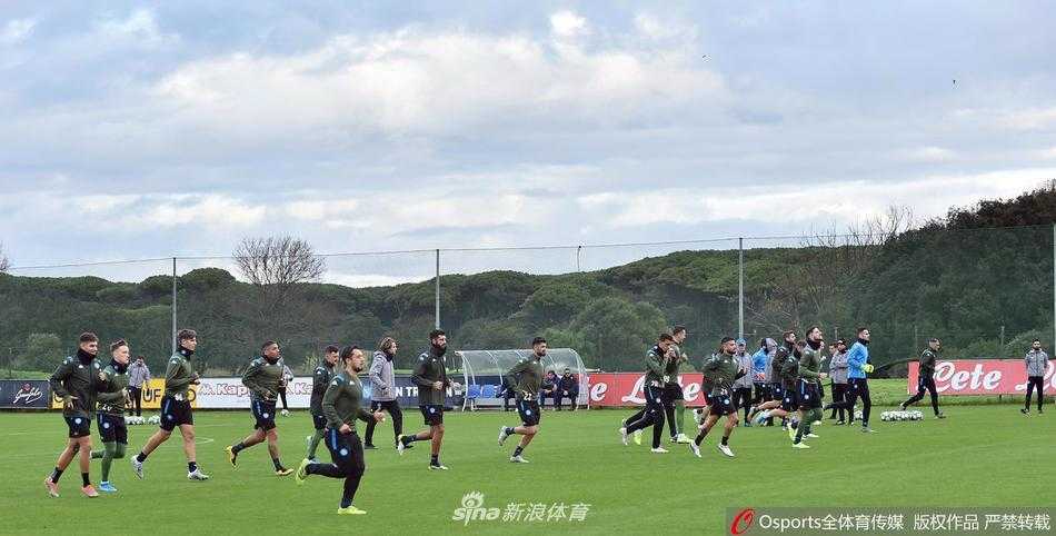 那不勒斯的标志性球衣在阳光下熠熠生辉，袖口的欧冠臂章提醒着所有人，这里永远是梦想与荣耀的战场。