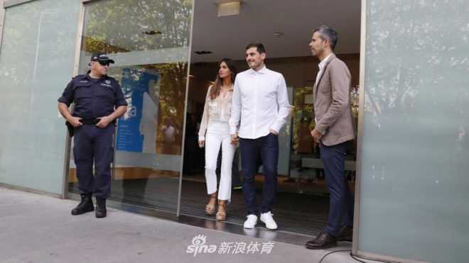 卡西轻吻萨拉的额头，萨拉闭上眼睛，面带微笑。这一刻，没有病痛，没有恐惧，只有爱人给予的无限安宁与力量。