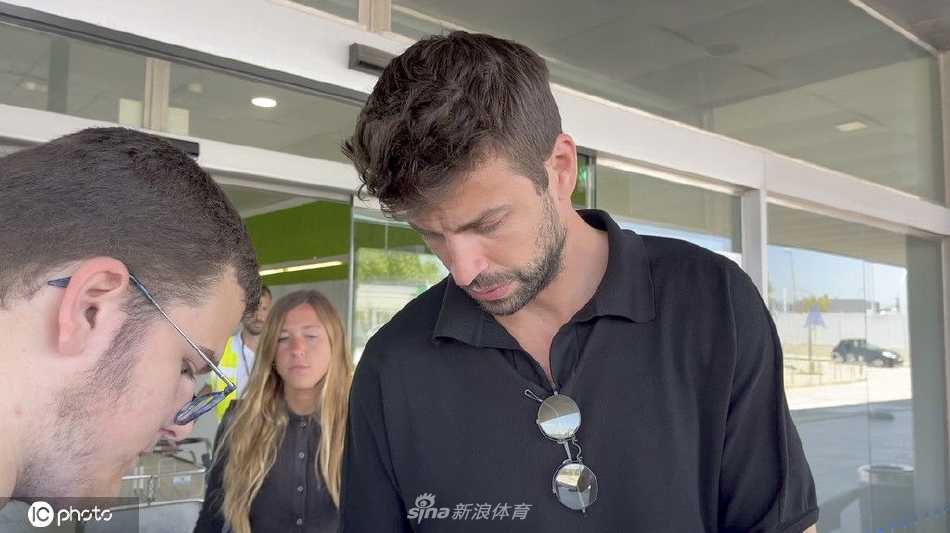 皮克侧身而立，手指不经意地轻触下颚，陷入了深深的思索，背景的模糊光影凸显了他此刻孤独而专注的状态