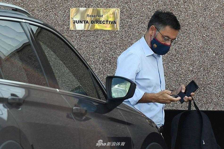 巴托梅乌神色凝重地走向总部大楼，黑色的西装如同笼罩在俱乐部上空的阴云，他紧锁的眉头下是即将到来的风暴