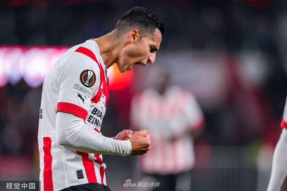比赛激烈拼抢瞬间，双方球员为球权寸土不让奋力角逐