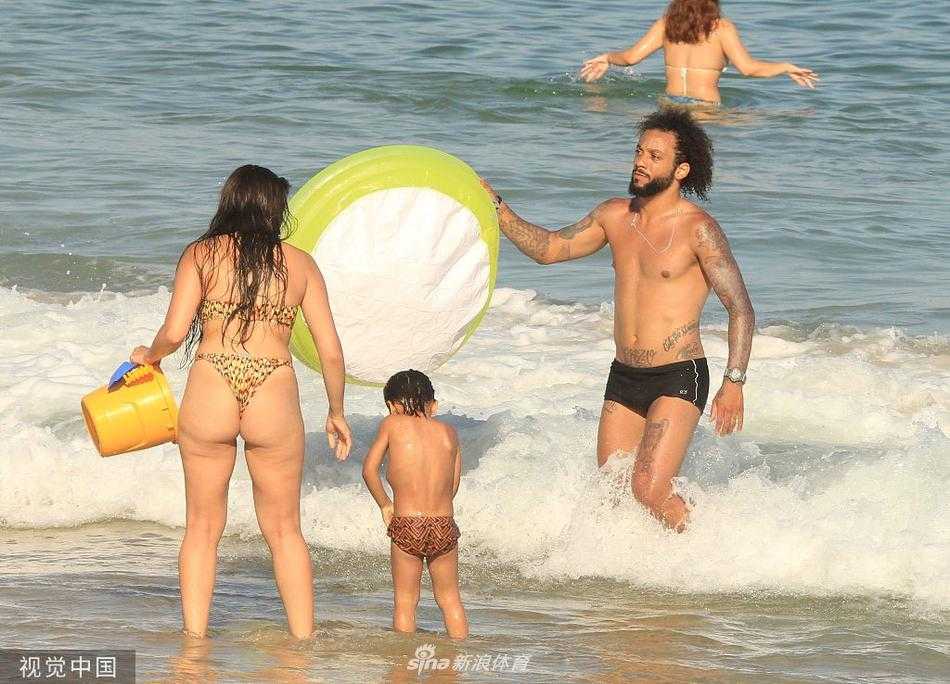 马塞洛独自站在海边，凝视着远方的地平线，海浪轻抚着他的脚踝，此刻的他仿佛在思考着过去、现在与未来，但嘴角始终挂着一丝平静的微笑