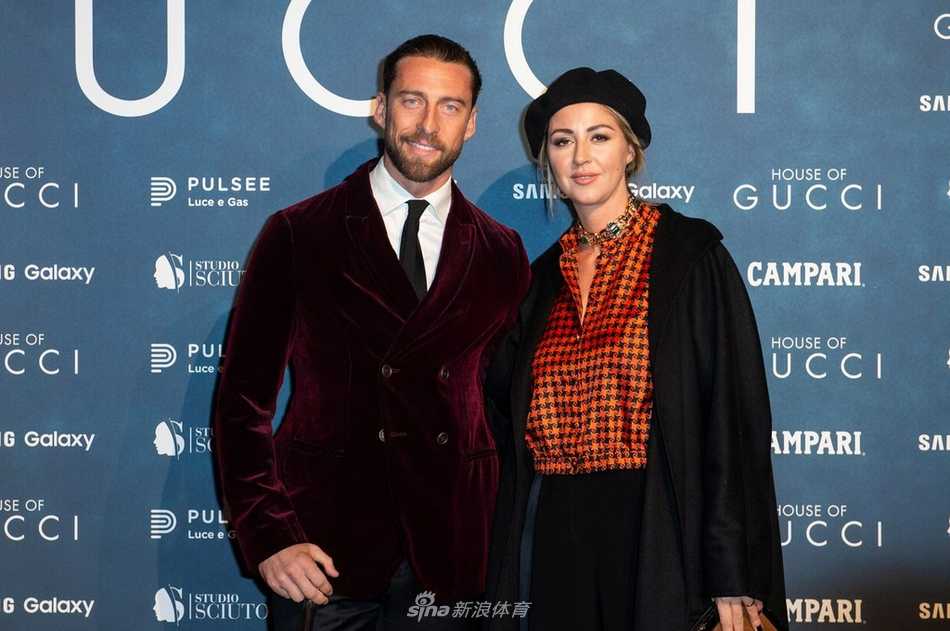 全景镜头下的马尔基西奥夫妇携手走过罗马电影宫前的长梯，罗贝塔的亮片长裙拖曳出华丽的光轨，马尔基西奥一手轻扶她的腰际，两人步伐默契，仿佛置身于一场只属于他们的浪漫舞会