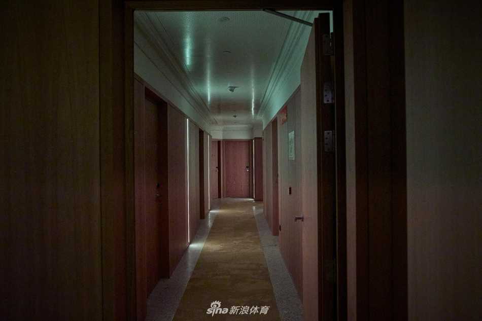 站在酒店顶层无边际泳池畔，马德里这座城市的繁华与宁静尽收眼底。蔚蓝的池水倒映着不远处西班牙电信大厦的挺拔身姿，夕阳的余晖将天空染成一片温柔的橘色。这里不只是一个泳池，更是一个悬浮于城市上空的梦想岛屿，等待着每一位住客在此刻，写下属于自己的马德里故事。