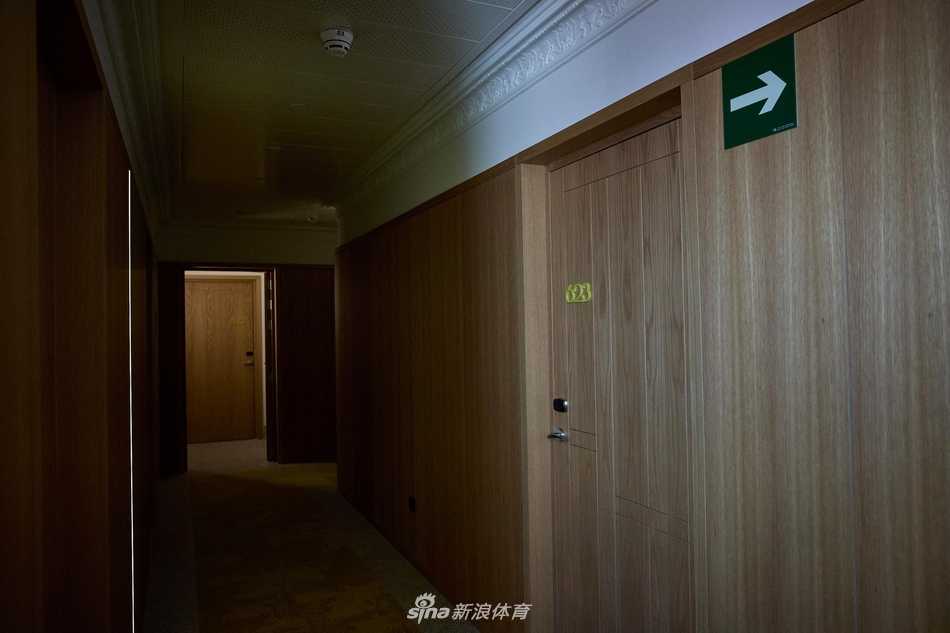 在璀璨的水晶吊灯与古典与现代交融的大堂背景下，C罗的挚爱乔治娜身着一袭优雅白色裙装，与身着笔挺小西装的迷你罗并肩而立。母子俩的笑容如同马德里午后的阳光，温暖而耀眼，他们不仅是酒店的第一批贵宾，更是这个“CR7之家”最温馨的代言人。