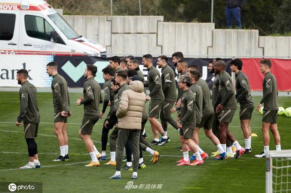 守门员奥布拉克在教练的协助下进行着极限扑救训练，他舒展的身体在空中划出一道完美的弧线，守护着床单军团最后的防线。