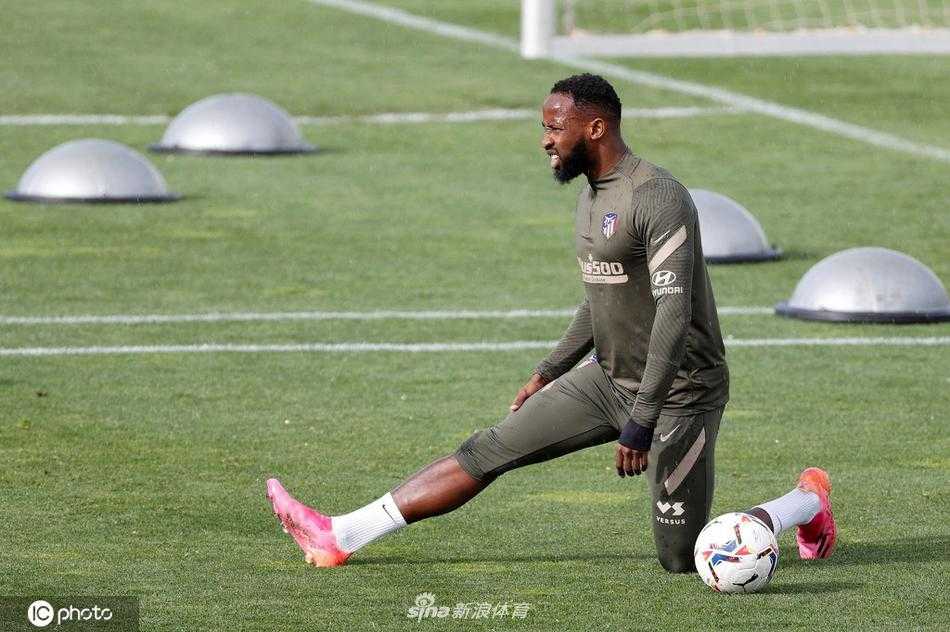 在西班牙午后的阳光下，马德里竞技的球员们正全神贯注地聆听主帅迭戈·西蒙尼的战术部署，他坚定的手势仿佛在为弟子们注入决战前的信念与力量。