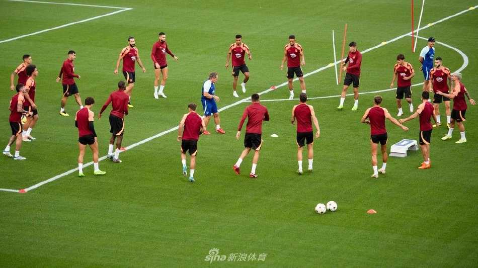训练场上，一名马竞球员正高高跃起，试图用头球解围或攻门，身体姿态充满了力量感，展现出球员极佳的身体状态和投入程度。