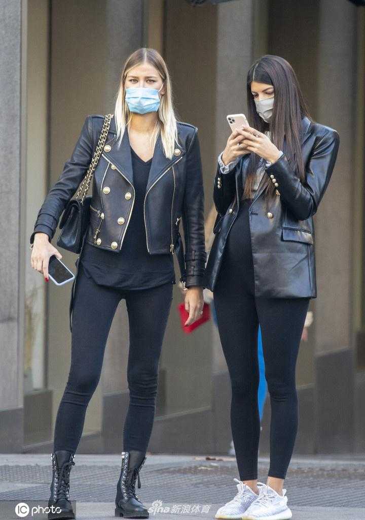 索菲娅与闺蜜漫步马德里街头，两人全黑穿搭酷劲十足，她回眸瞬间，修长美腿在阳光下格外吸睛。