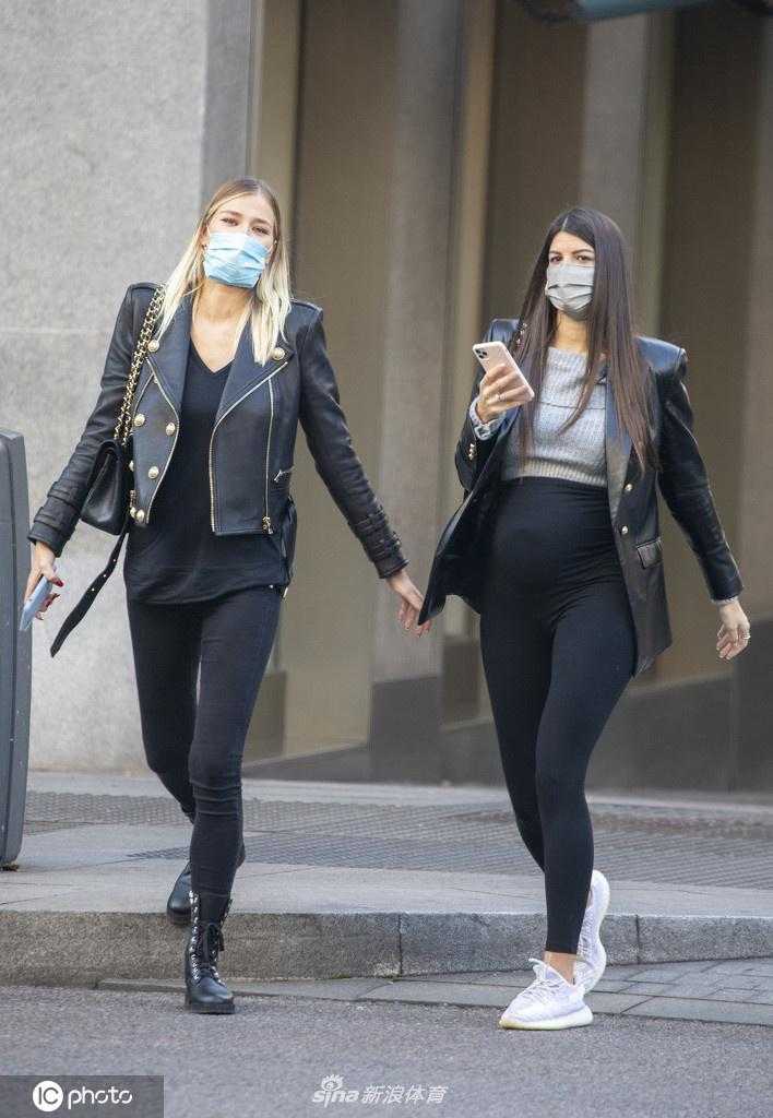 索菲娅穿过马路，步伐轻盈，黑色装扮搭配利落发型，尽显超模气场，逆天长腿在行走中成为画面焦点。