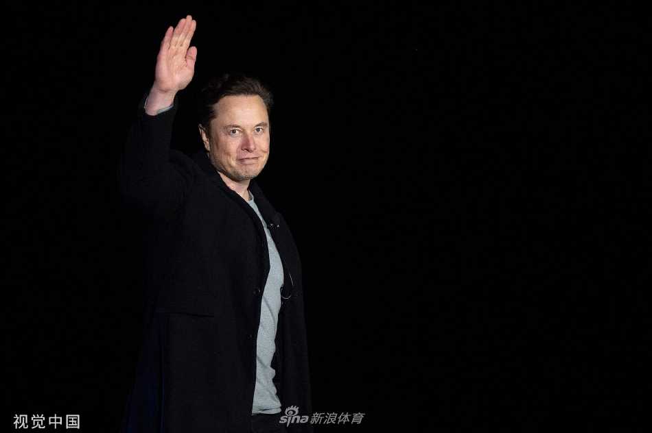老特拉福德球场宏伟的看台在夜色中灯火通明，仿佛在无声诉说无数个激情澎湃的夜晚。