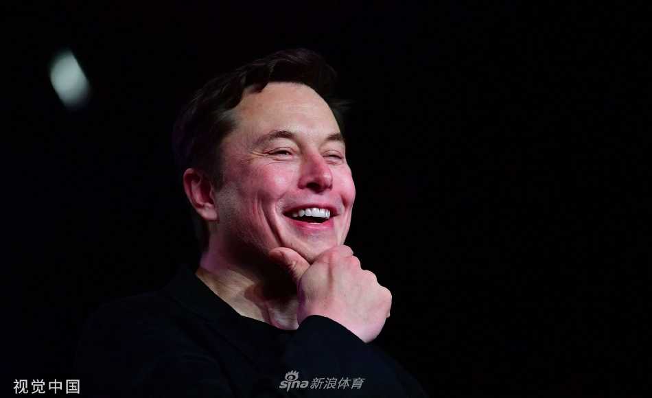 新帅滕哈格在场边凝神指挥，肩负着带领红色巨舰驶出迷雾的重任与压力。