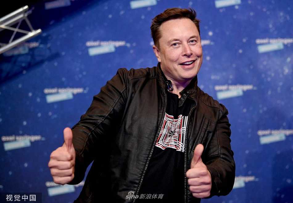 C罗在比赛中奋力跃起争顶，这位传奇球星的回归曾让无数人憧憬曼联复兴的剧本。