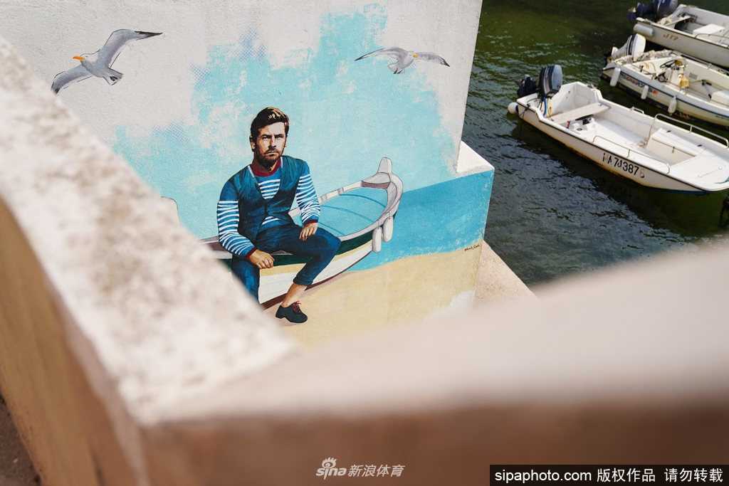 壁画细节部分展现了艺术家高超的技艺，光影处理极为考究。博阿斯额前的发丝和脸上的纹路都清晰可见，坚定的目光仿佛能穿透时空，传递出他对胜利的渴望和带领球队重回欧冠的决心。