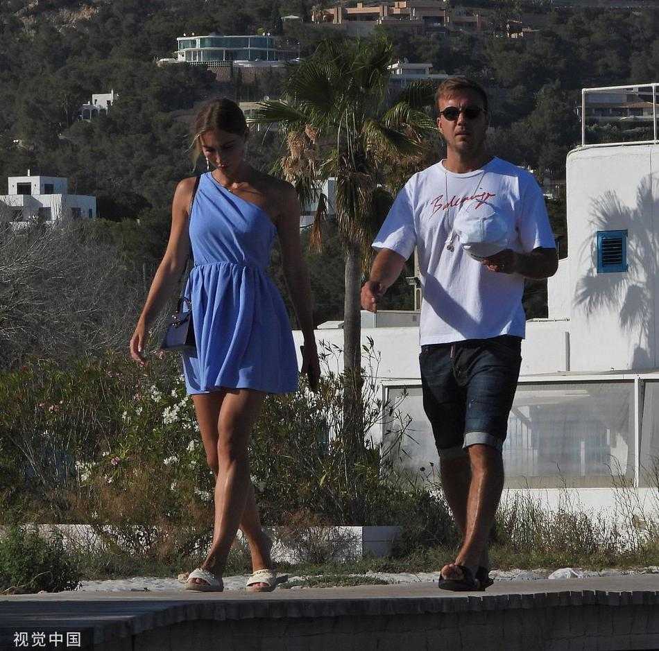 度假中的格策身着休闲装，神情放松，享受着难得的宁静