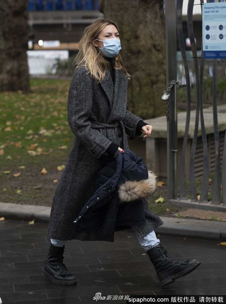 高塔般的克劳奇弯腰倾听身旁大女儿说话，高大的身躯为了配合女儿的高度而微微倾斜，这个细节充满了笨拙而真诚的父爱，父女俩的互动构成了画面中最有爱的比例反差。