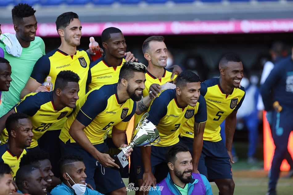 厄瓜多尔队球员在开赛前奏国歌仪式中神情肃穆，眼神中充满对胜利的渴望，球场气氛庄重而热烈。