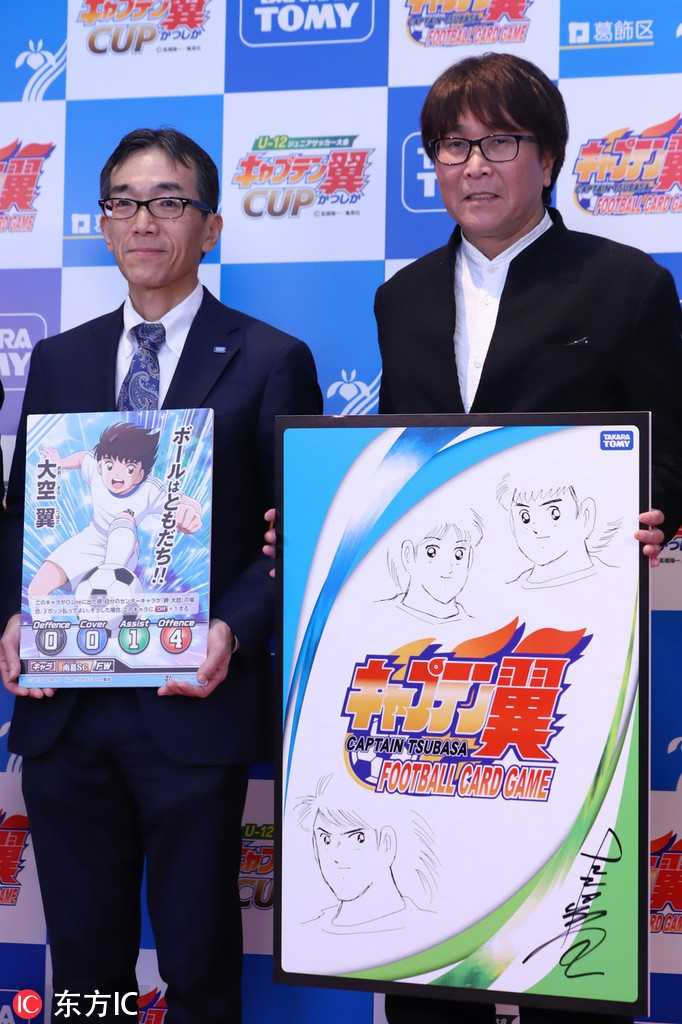 高桥阳一笔下的热血传承:现场勾勒大空翼,《足球小将》携新周边游戏归来 一幅装裱好的大空翼彩色原稿特写,画面色彩鲜明,少年眼神坚定,仿佛在诉说着足球带给他的无限快乐与梦想。