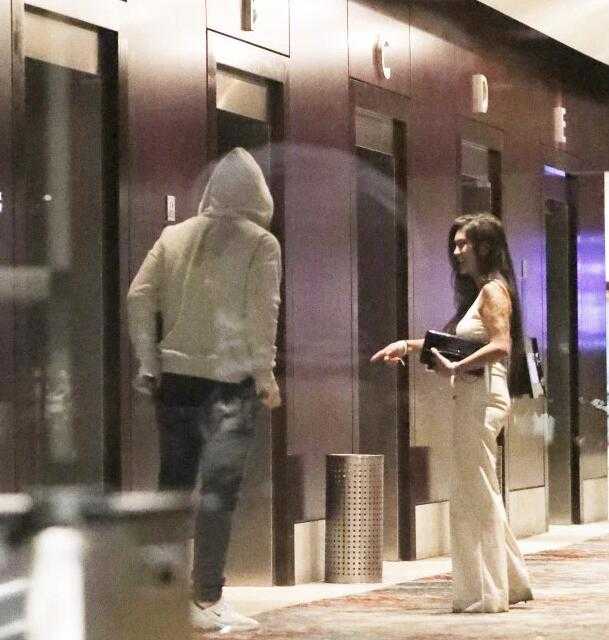 画面中，留着清爽短发的鲁尼面带微笑，身体微微前倾，似乎正在倾听身旁两位女士的交谈。夜店内灯光迷离，但他眼神清澈，表情放松，这或许就是朋友口中那‘并无出格行为’的普通社交时光。